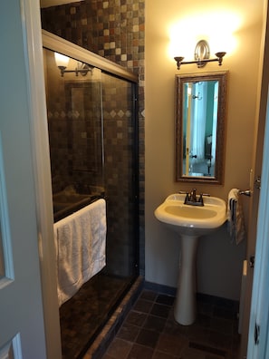 Habitación Confort, 1 cama Queen size | Baño | Amenidades de baño gratuitas, secadora de cabello, toallas, jabón 