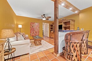 TV - Charming old world Spanish Casita  (Kerrville)