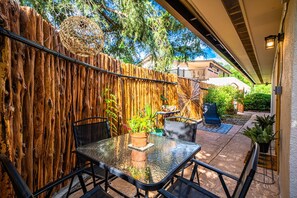 Outdoor dining - Charming old world Spanish Casita  (Kerrville)