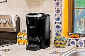 Fridge, microwave, oven, stovetop - Charming old world Spanish Casita  (Kerrville)