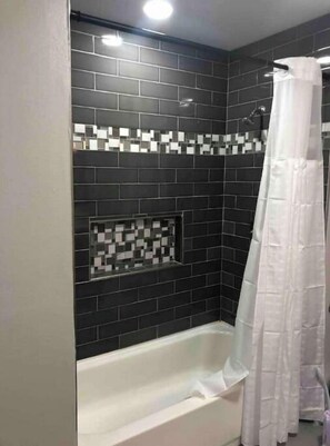 Toallas, jabón, papel de baño 