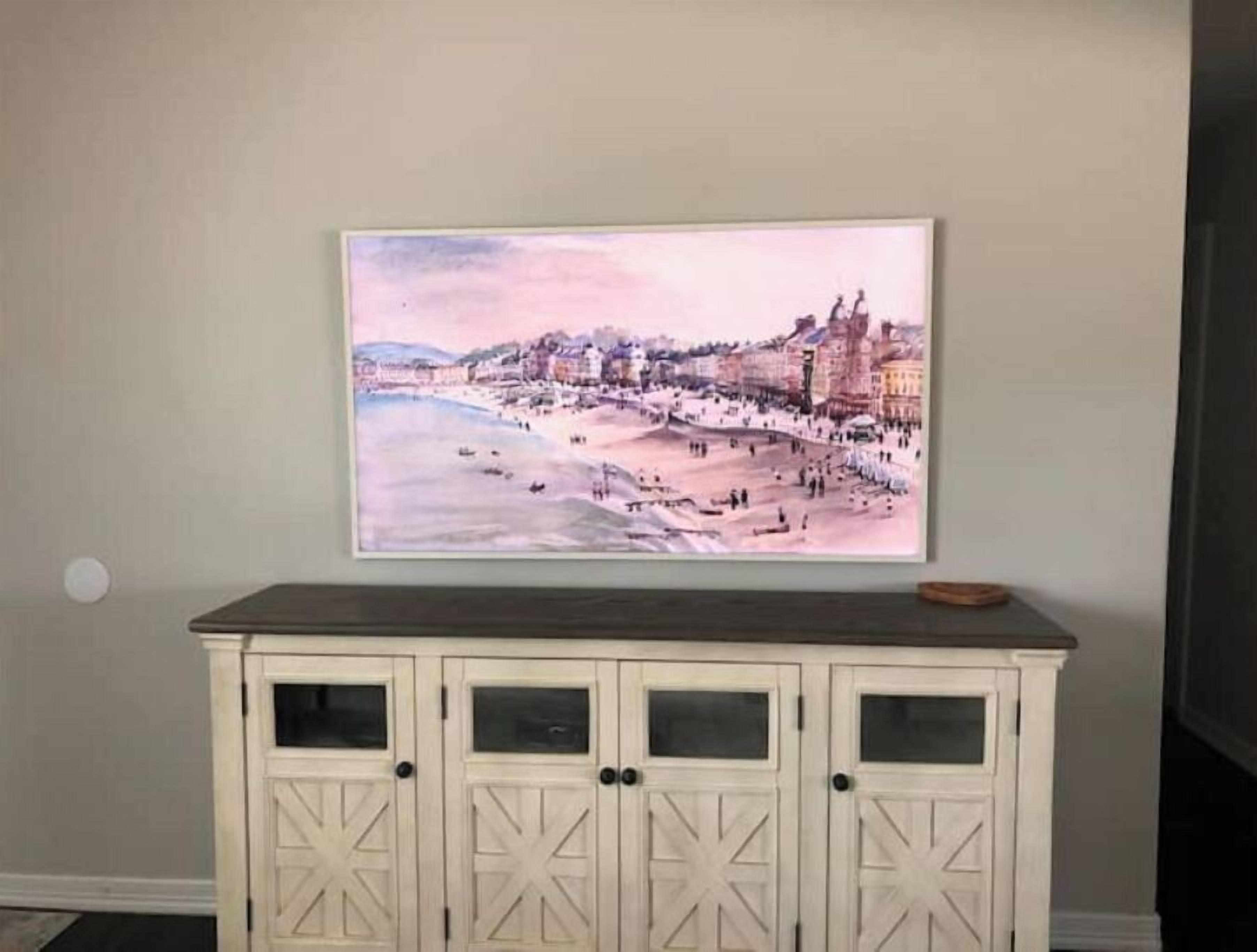 Un tableau représentant une ville côtière, avec des bâtiments et une plage.