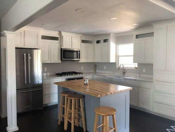 Fridge, microwave, oven, stovetop - Casa Padre, Perfect for long term stays. (Weslaco)