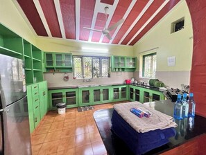 Refrigerador, parrilla de estufa, cafetera y tetera y tetera eléctrica 