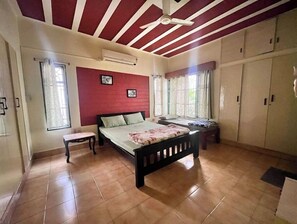 3 chambres, coffres-forts dans les chambres, bureau