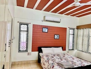 3 habitaciones, caja de seguridad en la habitación y escritorio