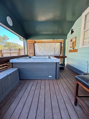 Indoor spa tub - White sand beaches close. Near Bay St Louis, Gulfport. Private home w hot tub (Pass Christian)