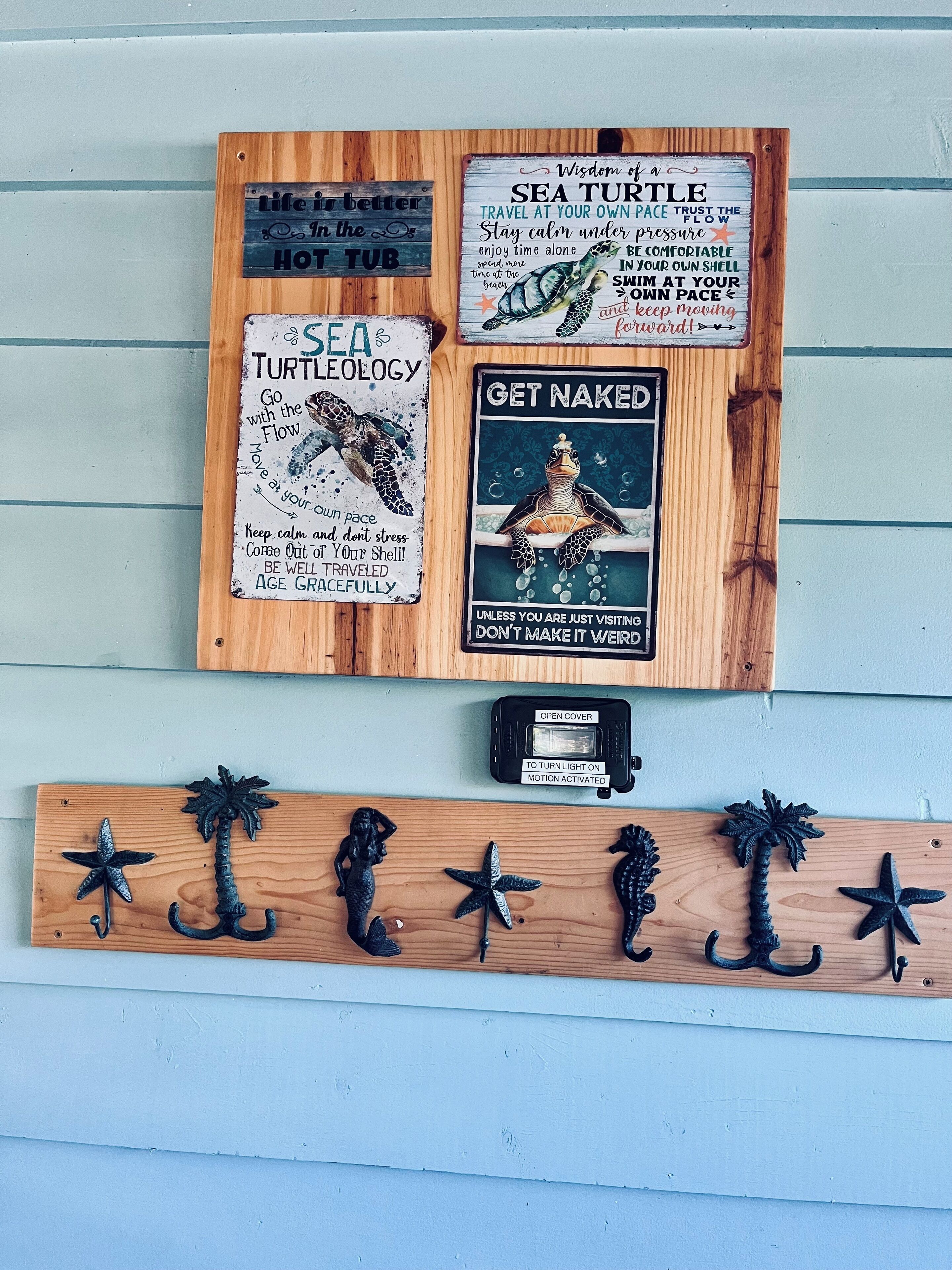 Een houten plank met inspirerende bordjes en een rij sterrenhophaken.