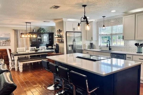 Køleskab, mikrobølgeovn, ovn, kogeplade