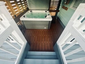 Indoor spa tub