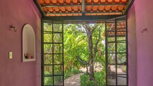 A doorway leading to a garden with a tiled floor and a tiled ceiling. - Cozy house & secret garden with pool in Centro (Centro)
