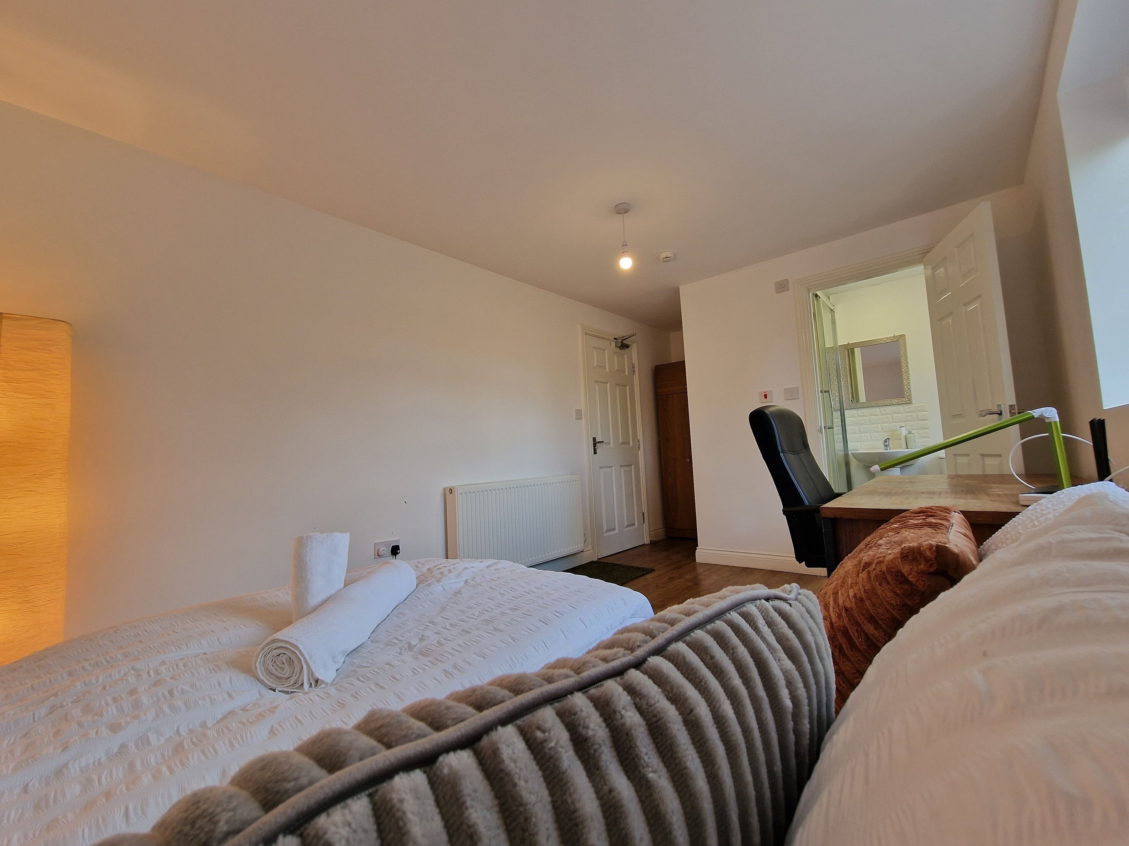 2 habitaciones, tabla de planchar con plancha, wifi y ropa de cama 