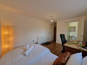 2 bedrooms, iron/ironing board, WiFi, bed sheets - Nice Living Serviced Accommodations (Entire 2 Ensuite Double Bedroom House) (Coventry)