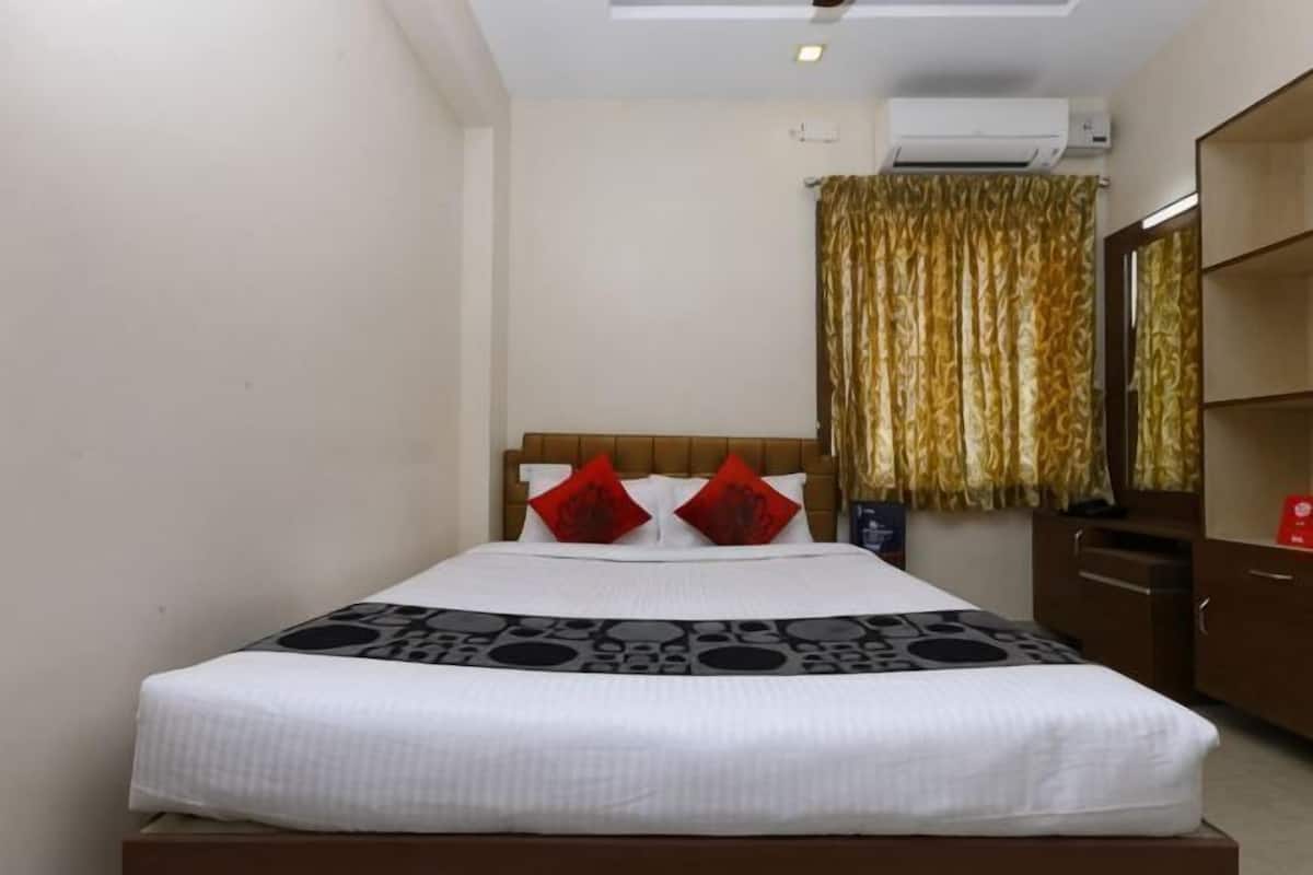 Une chambre à coucher avec un lit, une armoire et une fenêtre avec des rideaux.