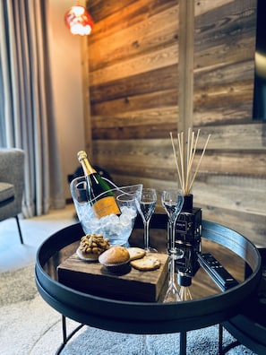Appartement Premium | Coin séjour | TV connectée, chauffage par le sol, espaces bureaux