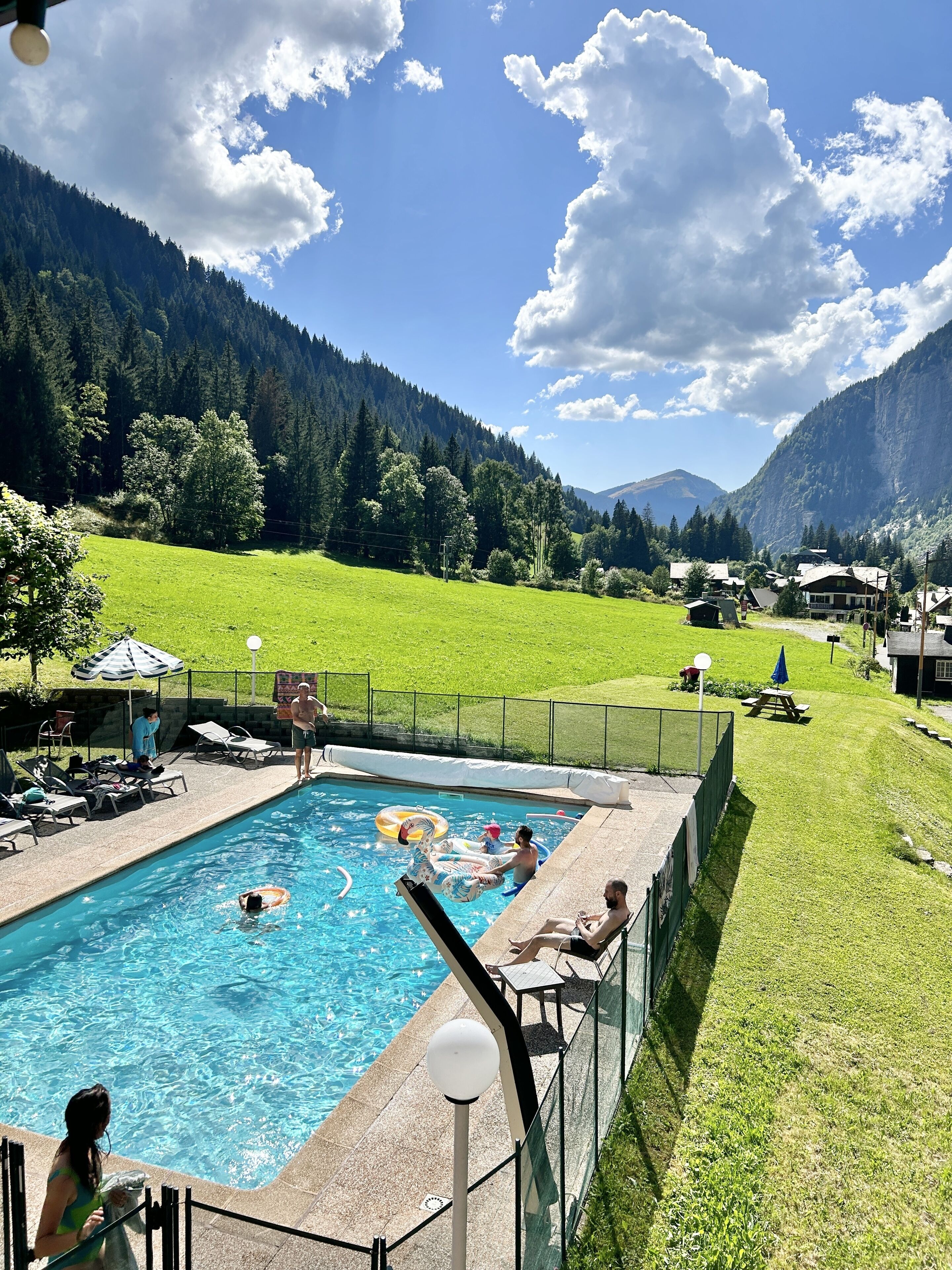 Piscine extérieure (ouverte en saison), parasols de plage