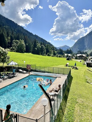 Seasonal outdoor pool, pool umbrellas, pool loungers - Hameau des Prodains - Résidence (Morzine)
