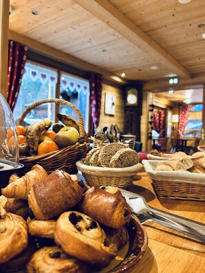 Daily buffet breakfast (EUR 17 per person) - Hameau des Prodains - Résidence (Morzine)