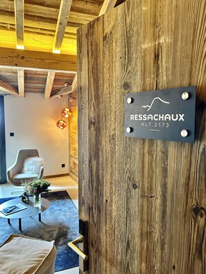Deluxe Apartment | Living area | Smart TV, heated floors, offices - Hameau des Prodains - Résidence (Morzine)