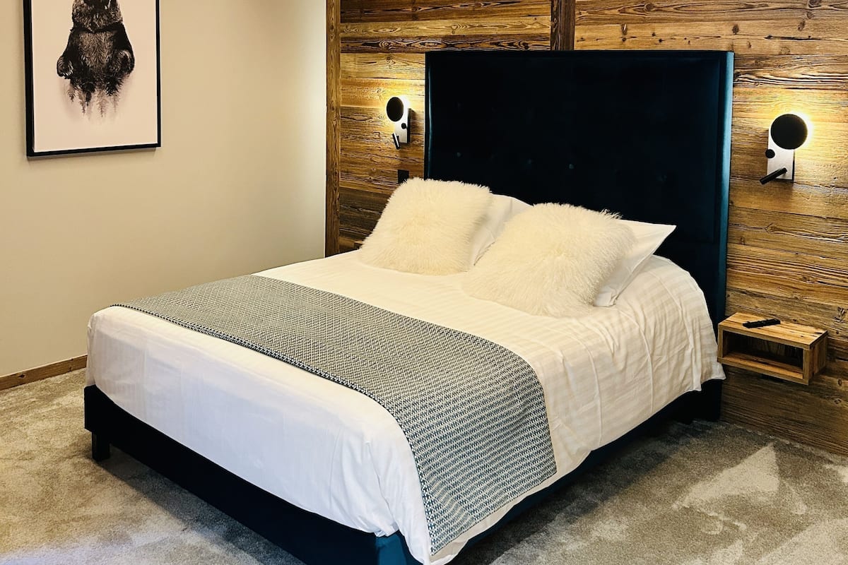 Rom – comfort | Senger med Select Comfort-madrass og safe på rommet