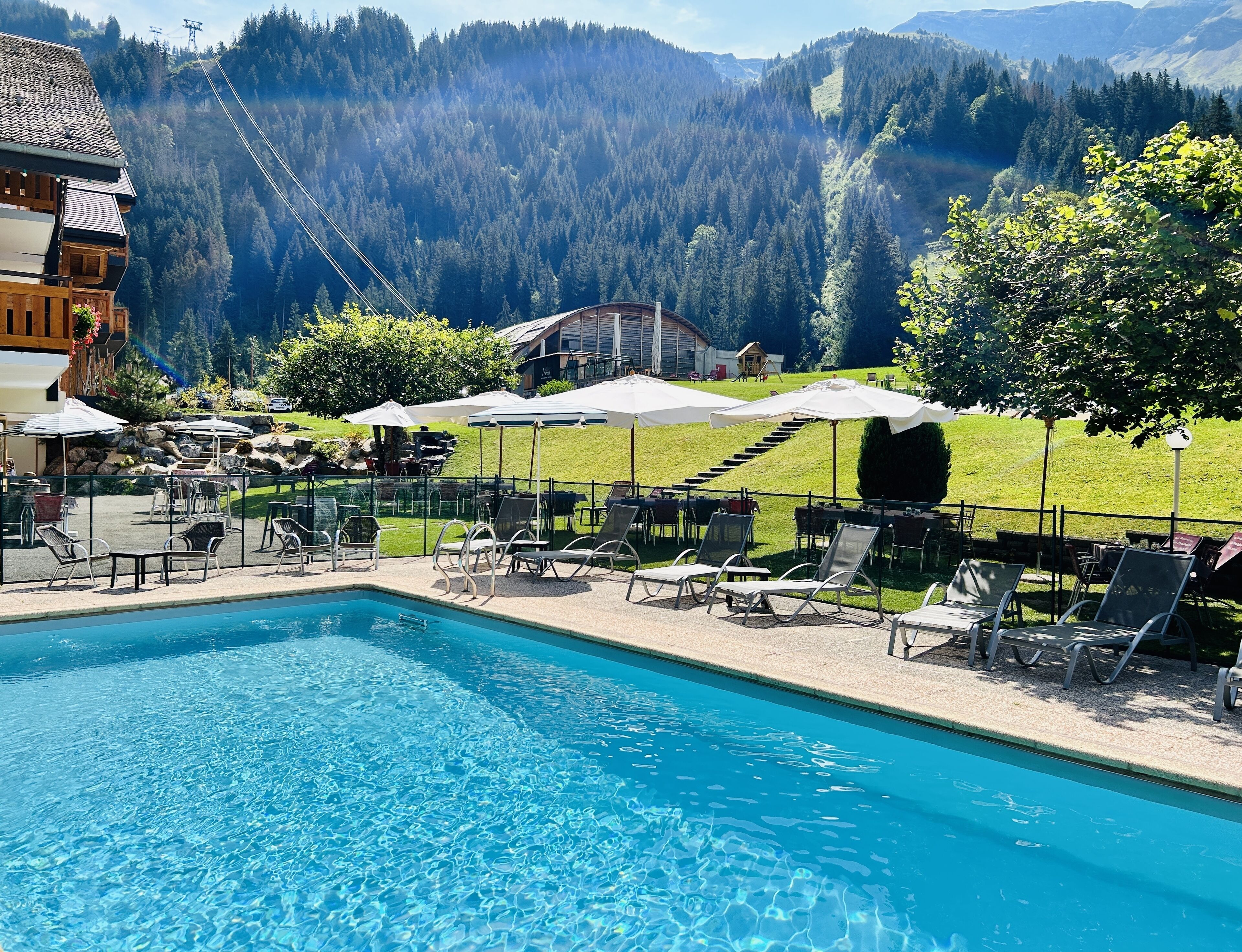 Piscine extérieure (ouverte en saison), parasols de plage