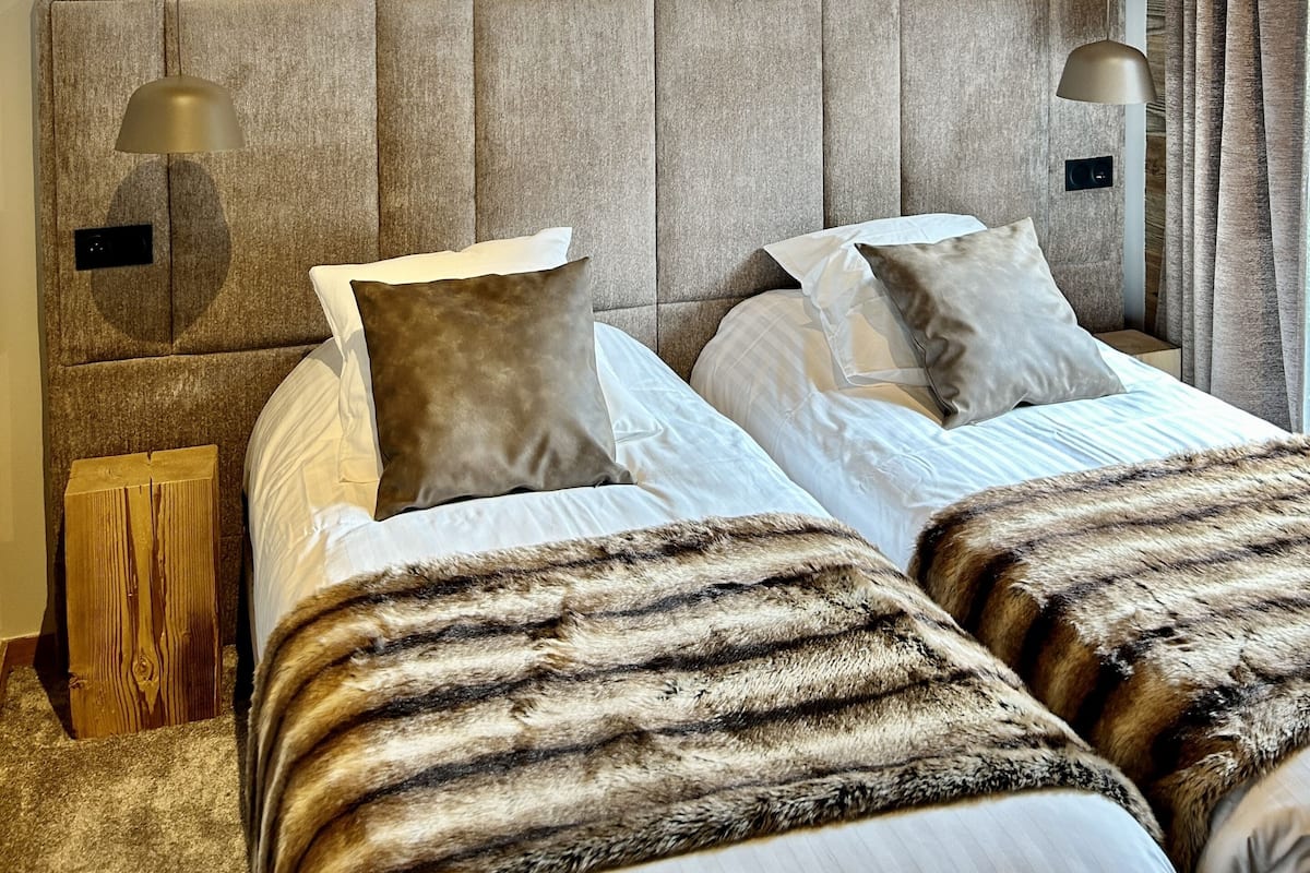 Leilighet – deluxe | Senger med Select Comfort-madrass og safe på rommet