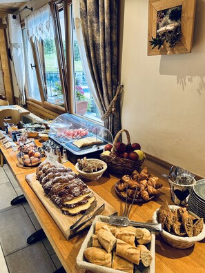 Daily buffet breakfast for a fee - Hameau des Prodains - Résidence (Morzine)