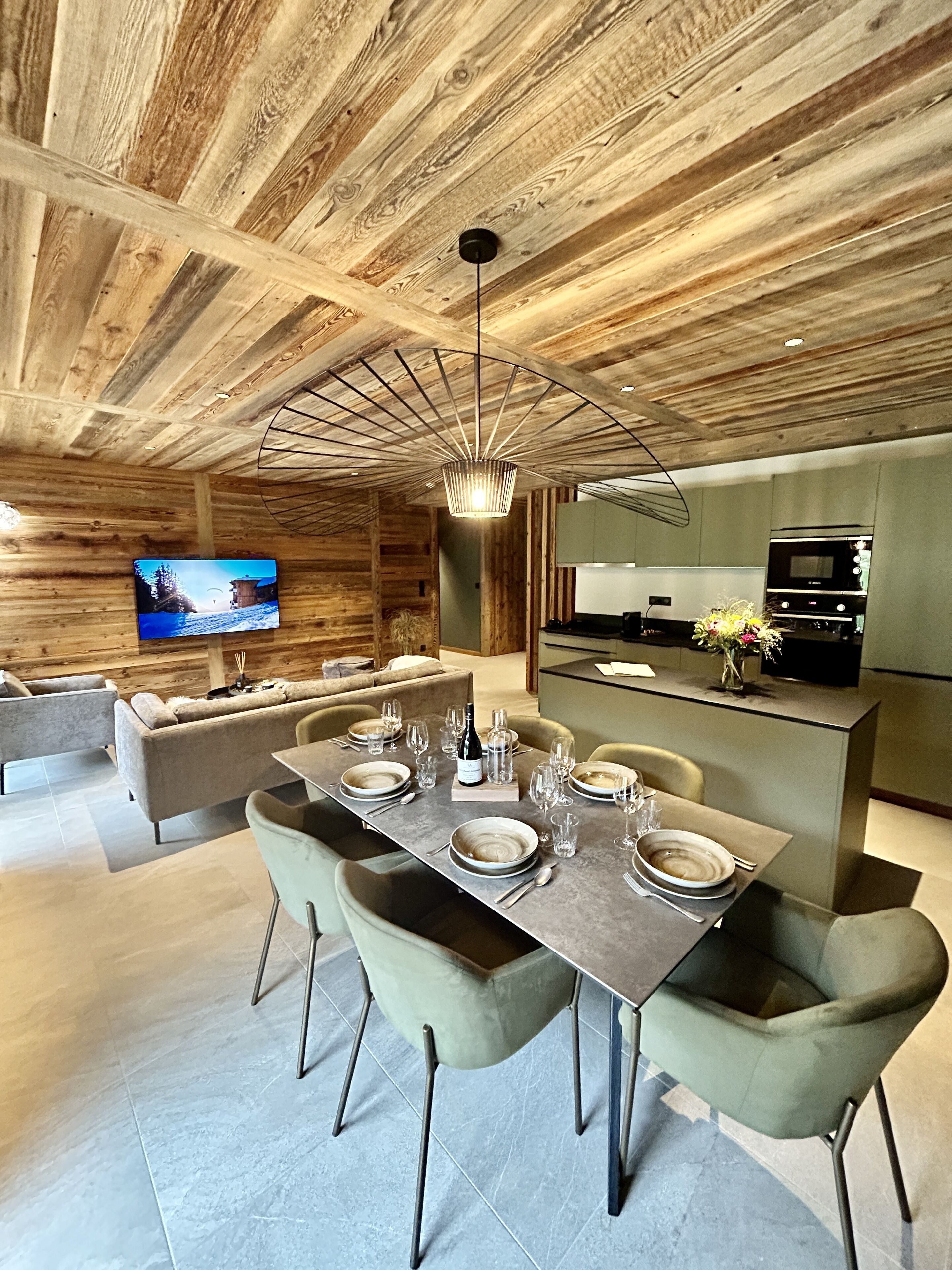 Panorama appartement | Woonruimte | Smart-tv, vloerwarming en een kantoor