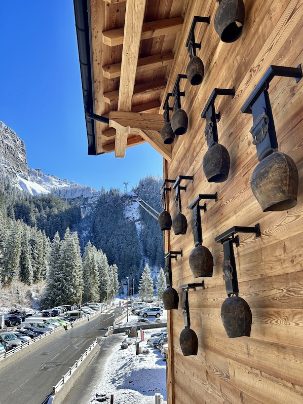 Un edificio de madera con varias ventanas y un balcón.