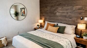 3 habitaciones, escritorio y tabla de planchar con plancha