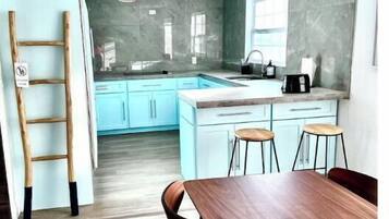 Een koelkast, een magnetron, een kookplaat, een vaatwasser