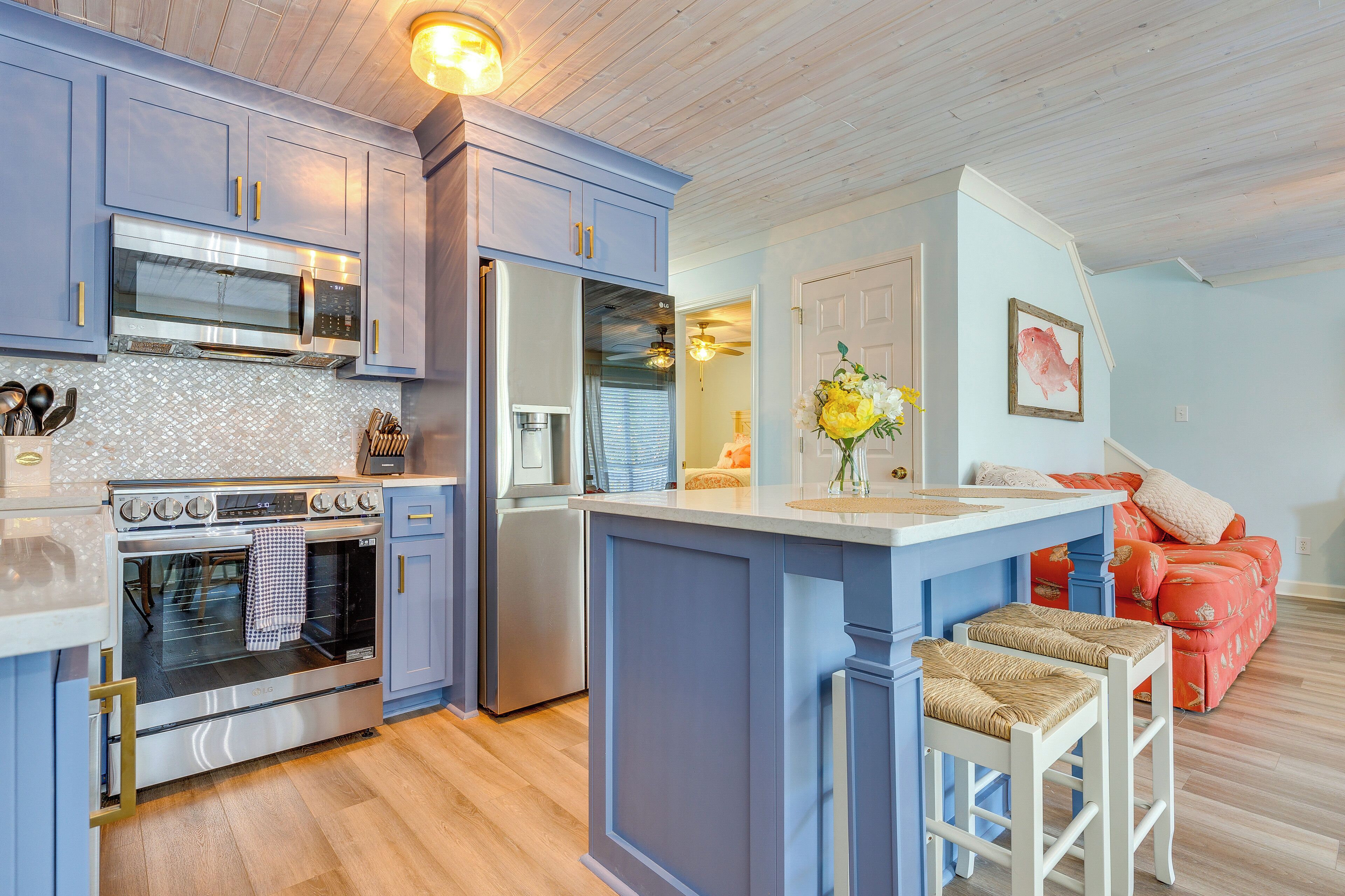 Fridge, microwave, stovetop, dishwasher