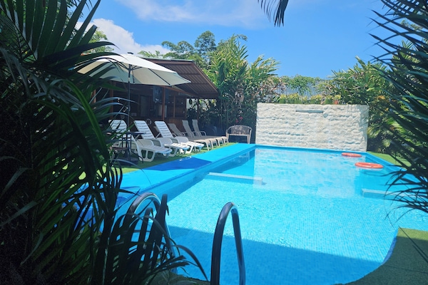 Thác nước hồ bơi