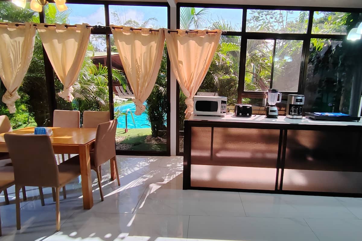 Departamento familiar, para no fumadores, vista a la alberca | Sábanas de algodón egipcio, ropa de cama de alta calidad y edredón