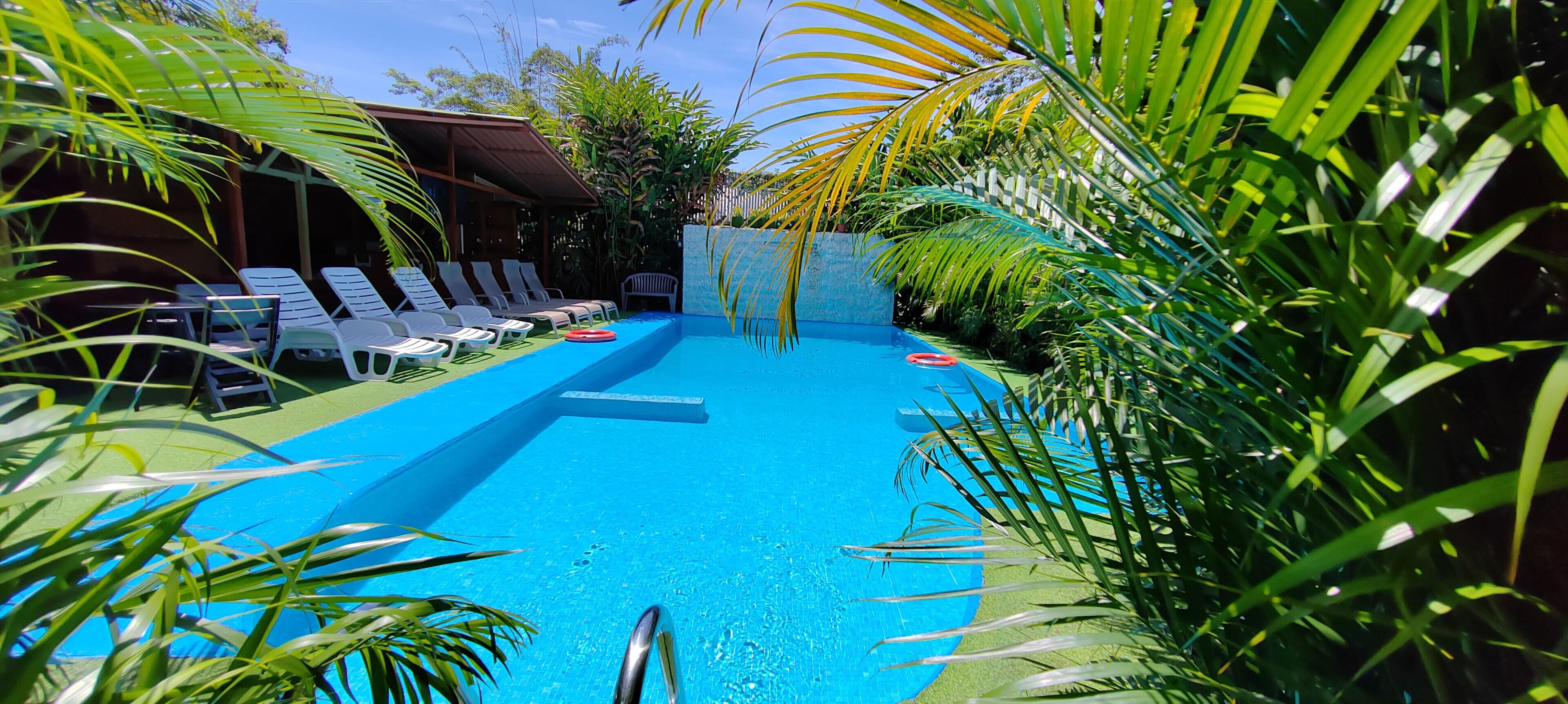 Een 32-inch smart-tv met satellietzenders en een printer