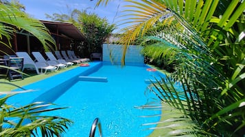 Een 32-inch smart-tv met satellietzenders en een printer