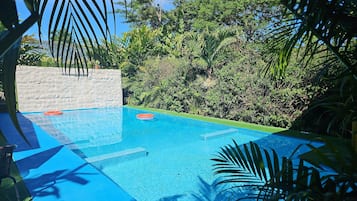 Piscina a l'aire lliure (horari: 07:00-22:00) i para-sols