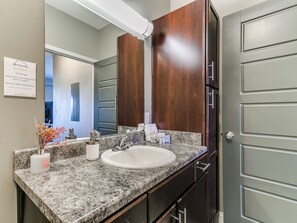 Dusch, hårtork, handdukar och tvål