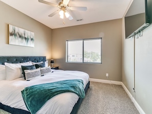 2 bedrooms, iron/ironing board, WiFi, bed sheets - The Cascades at Jordan Creek WDSM/Pool/Tanning/Gym (West Des Moines)