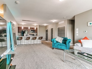 Smart TV - The Cascades at Jordan Creek WDSM/Pool/Tanning/Gym (West Des Moines)