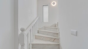 A white staircase with marble steps and a white railing. - Villa Winter Apt. 3 (Funchal)