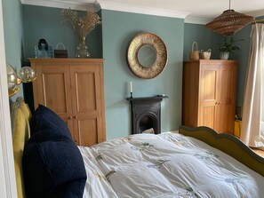 2 عدّة غرف نوم ومكواة/لوح كي وواي فاي وملاءات أسرّة