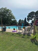 Una piscina al aire libre de temporada
