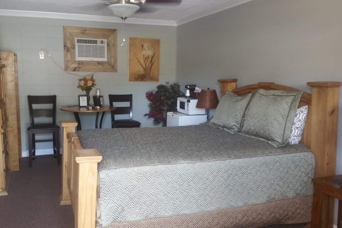 Economy Room | 1 bedroom, WiFi (free), individually decorated, individually furnished