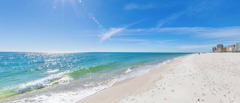Plage, chaises longues, serviettes de plage