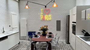 Een moderne keuken met een neonbord waarop staat 