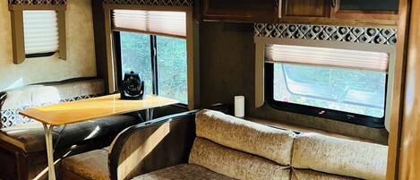 Smart TV, fireplace
