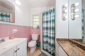 Shower, free toiletries, hair dryer, towels - Blue Water Beachside Suite 3 (Indian Rocks Beach)