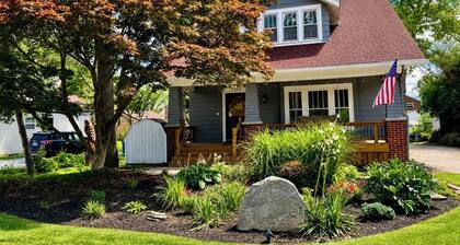 "The Owl's Nest" Updated Craftsman home overlooking Old Town Park.