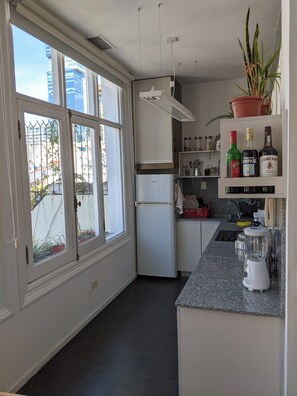 Frigorifero, microonde, forno, piano cottura